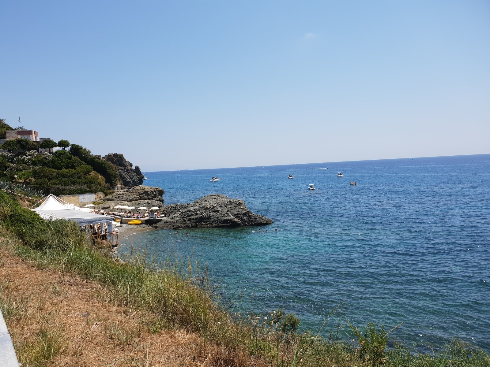 Fotografie cu Capo Torre beach cu golful minuscul