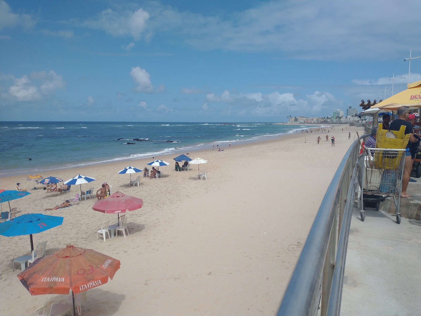 Foto av Praia da Pituba med lång rak strand