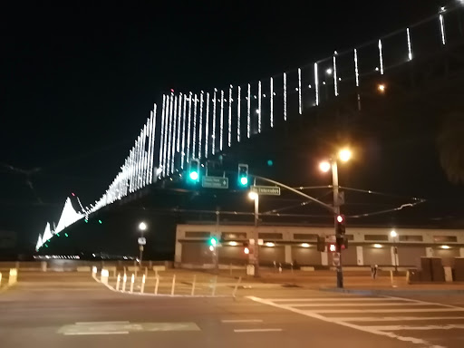 Shopping Mall «Powell Street Plaza Shopping Center», reviews and photos, 5795 Christie Ave, Emeryville, CA 94608, USA