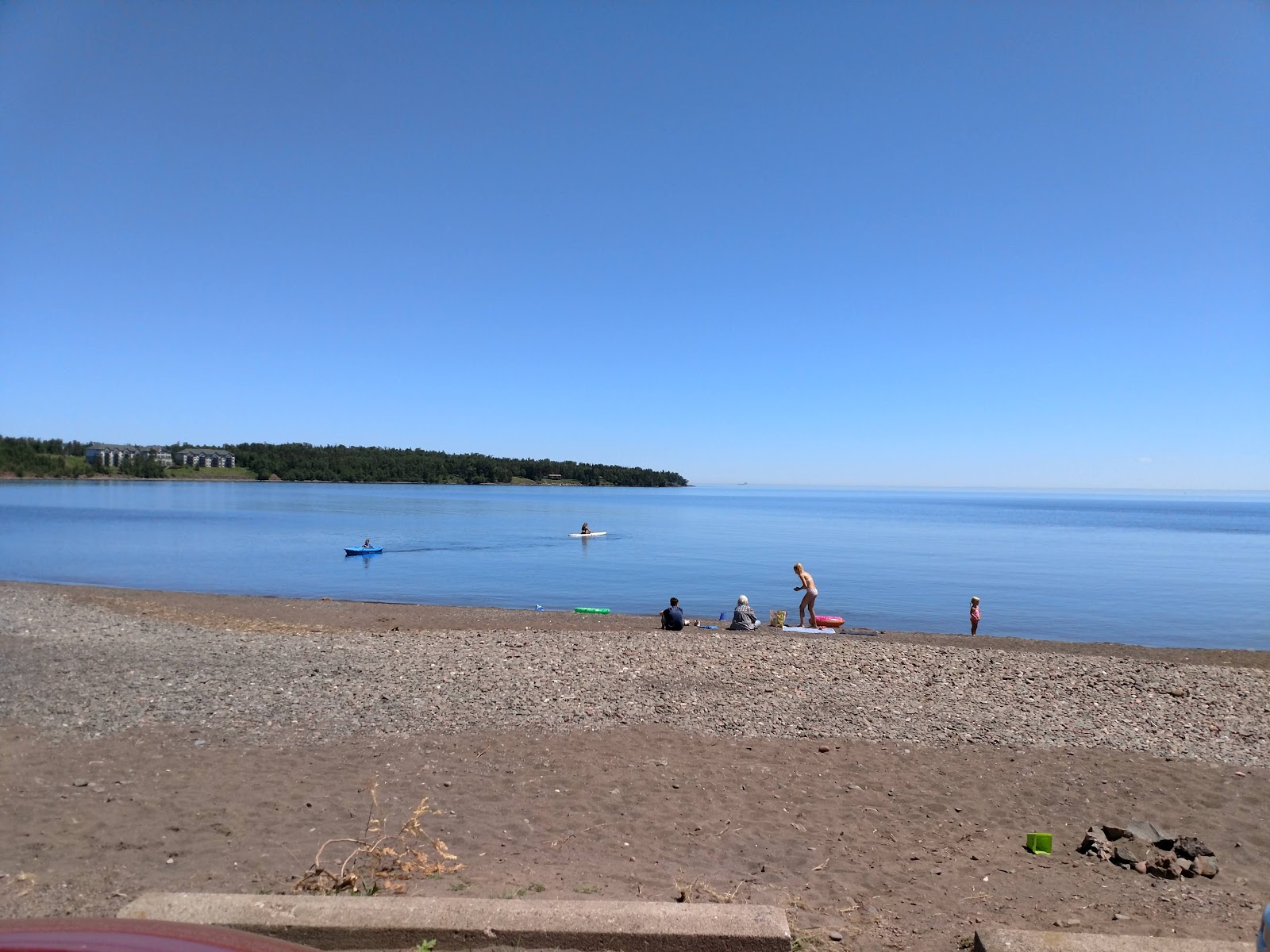 Burlington Bay Beach的照片 带有碧绿色纯水表面