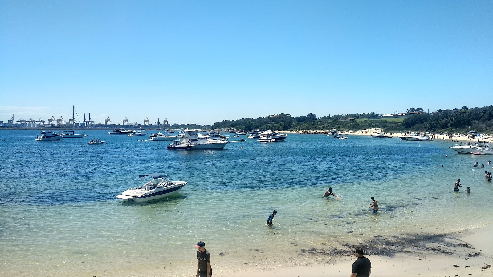 Foto de Frenchmans Bay Beach con agua cristalina superficie