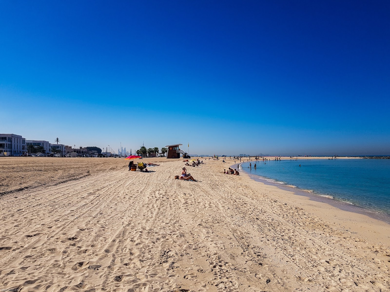 Zdjęcie Plaża Jumeirah z powierzchnią jasny, drobny piasek