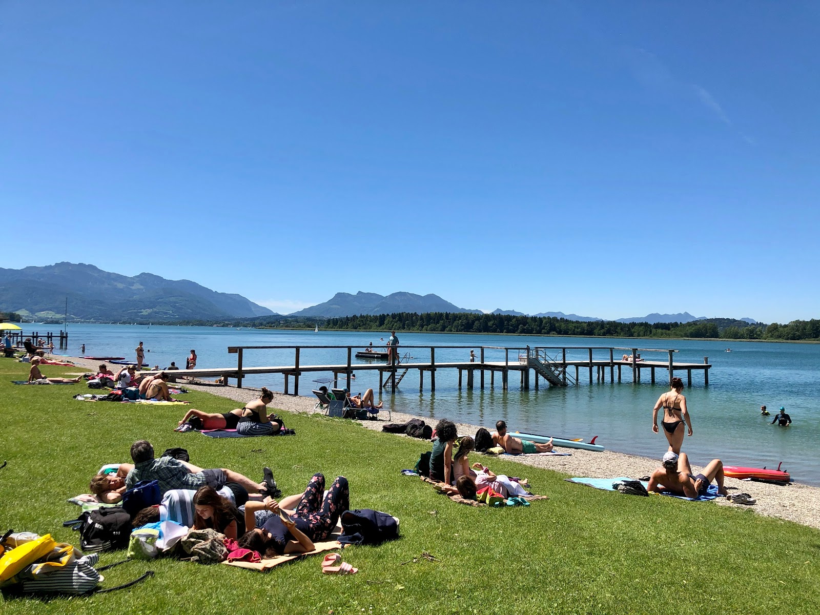 Valokuva Strandbad Breitbrunnista. pinnalla kevyt kivi:n kanssa