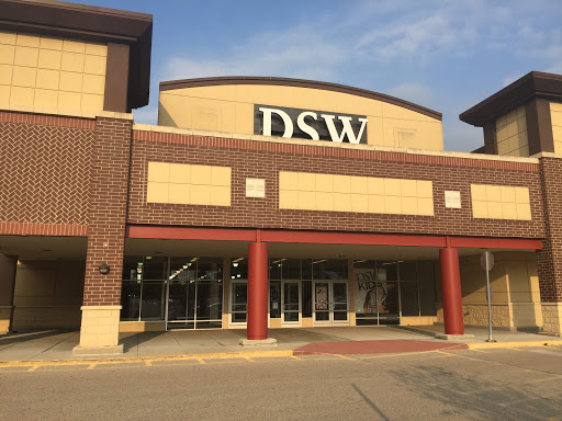 DSW Designer Shoe Warehouse, 413 N Milwaukee Ave, Vernon Hills, IL 60061, USA, 