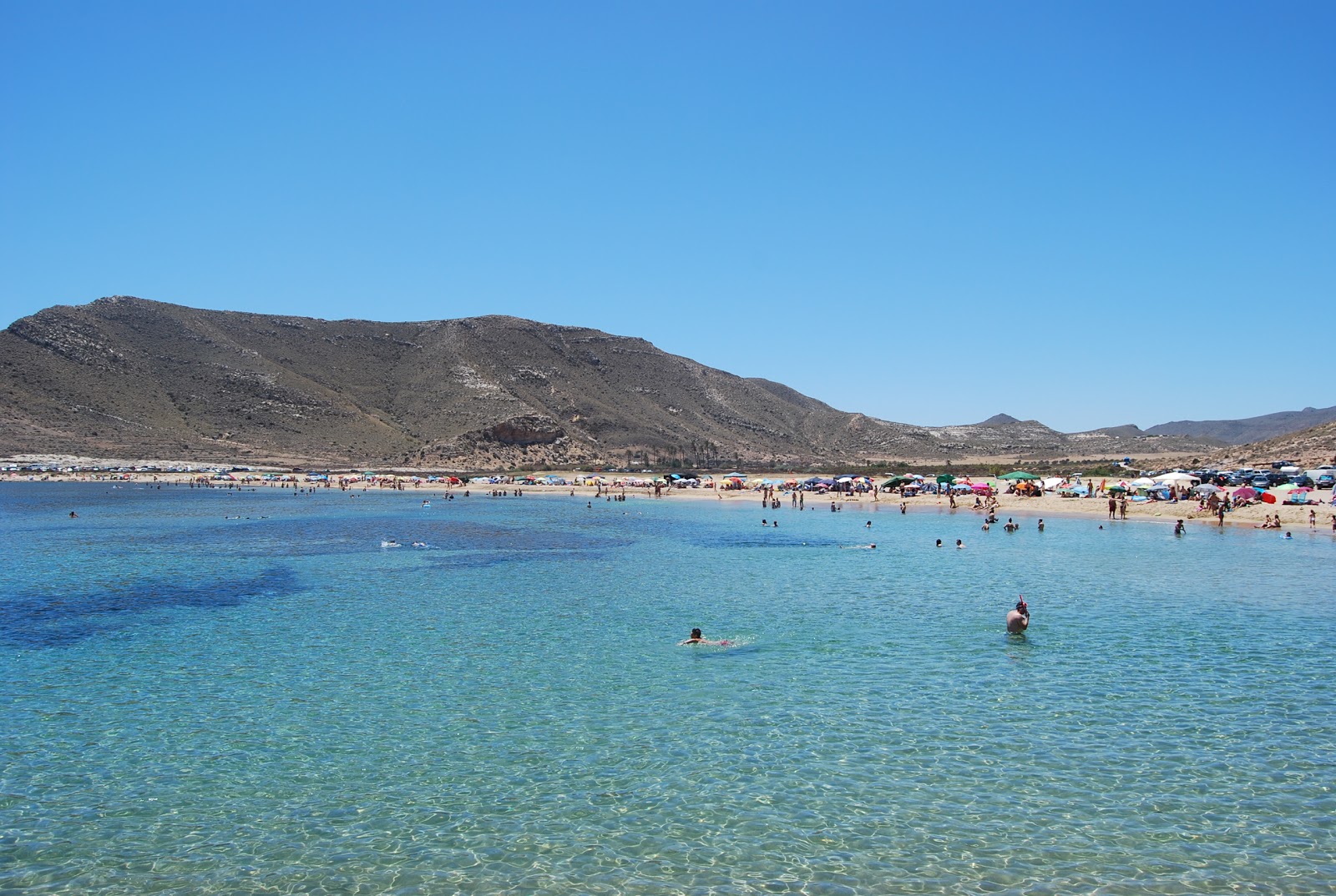 Rodalquilar Plajı'in fotoğrafı kahverengi kum yüzey ile