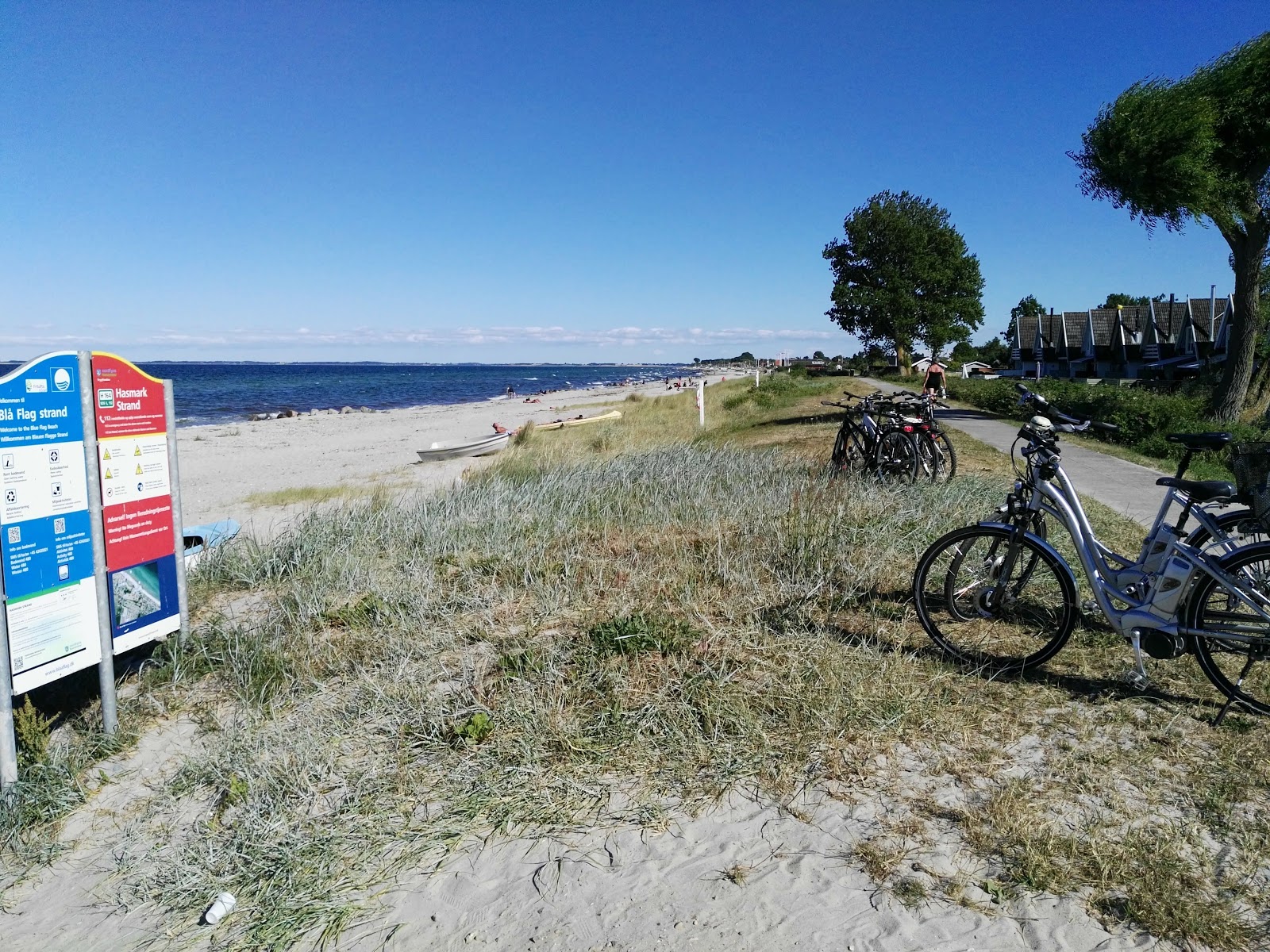 Valokuva Hasmark Beachista. pinnalla turkoosi puhdas vesi:n kanssa