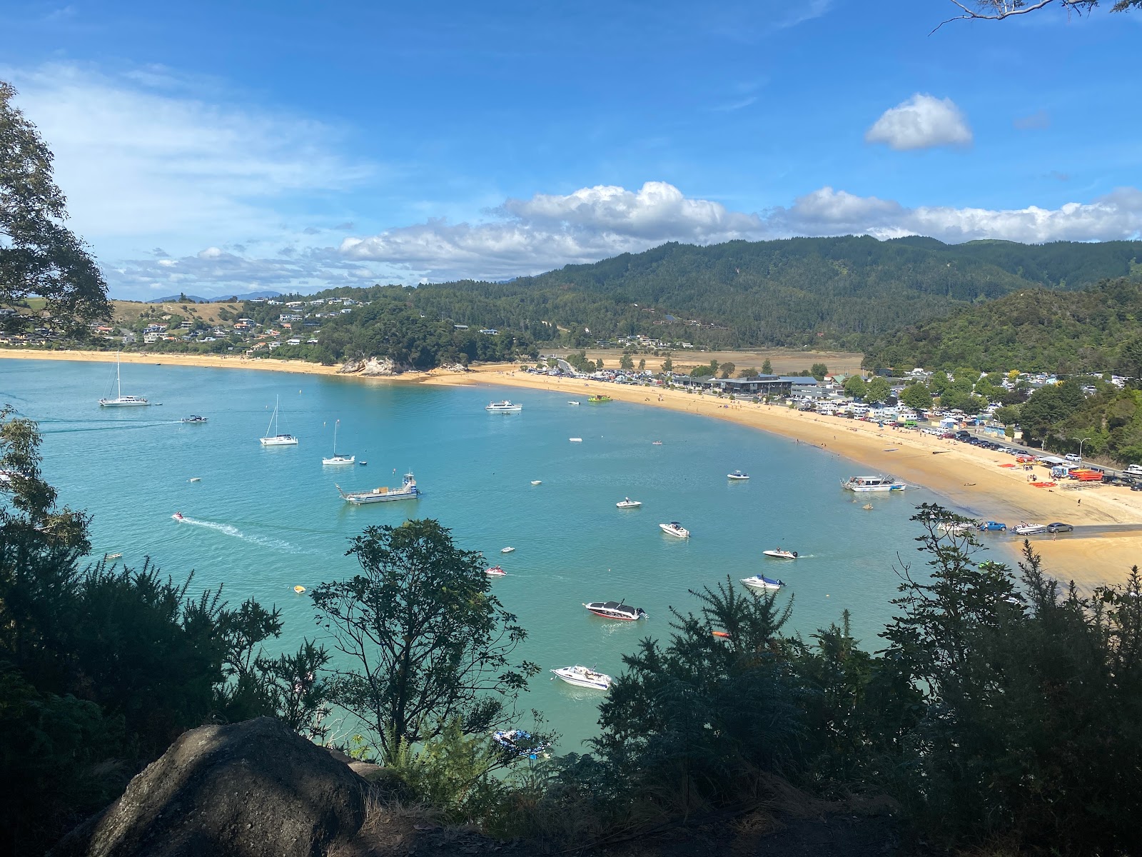 Foto de Kaiteriteri Beach apoiado por penhascos