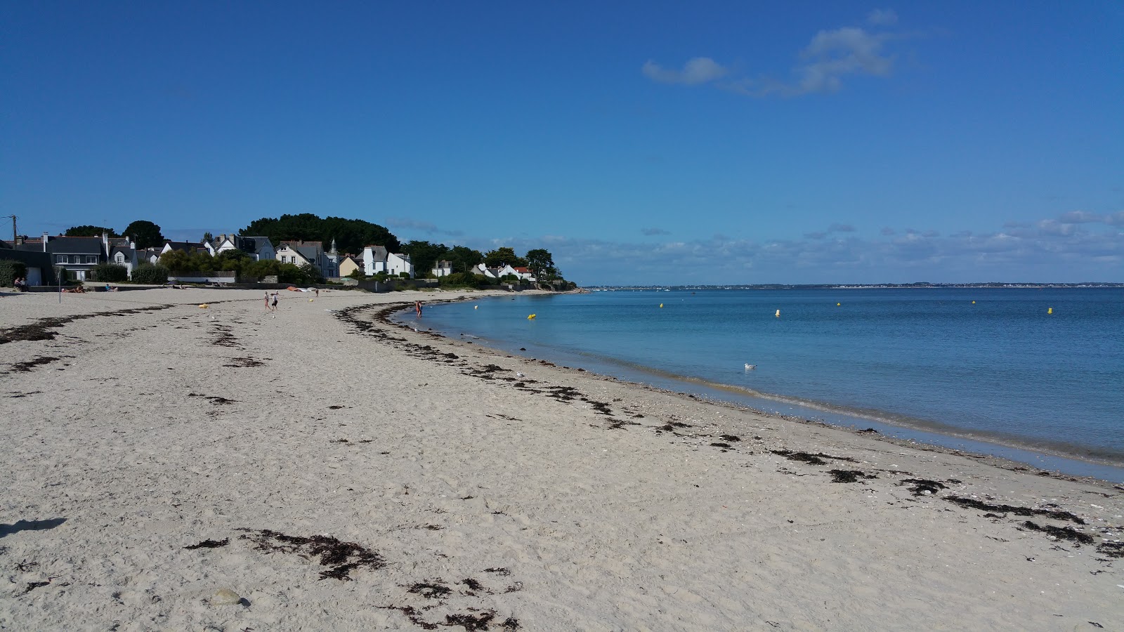 Foto von Plage de Kerbourgnec mit beiger sand Oberfläche
