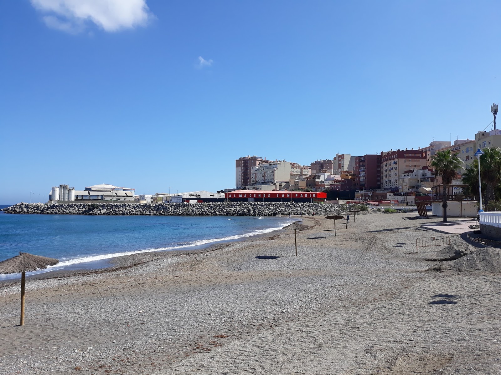 Φωτογραφία του Playa Benitez με μπεζ άμμος επιφάνεια