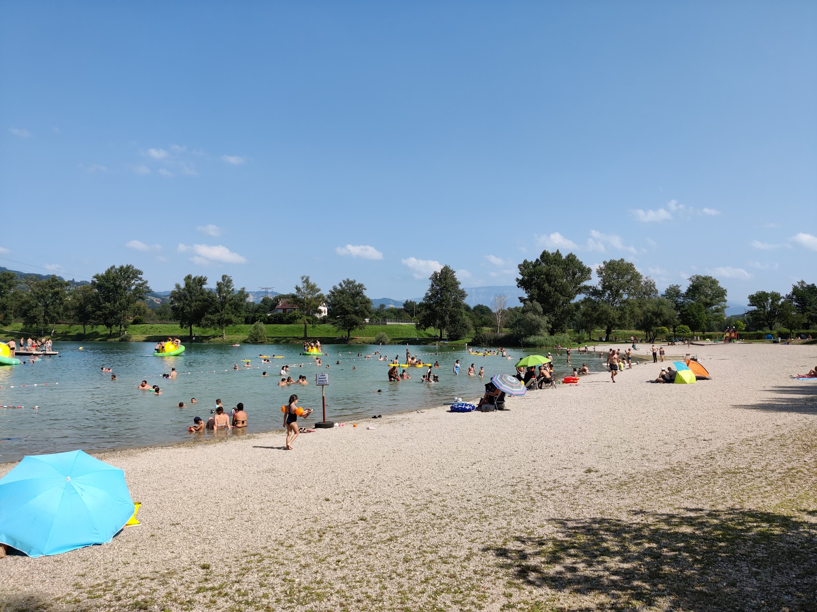 Foto von Plage du Lac De Romagnieu mit geräumige küstenlinie