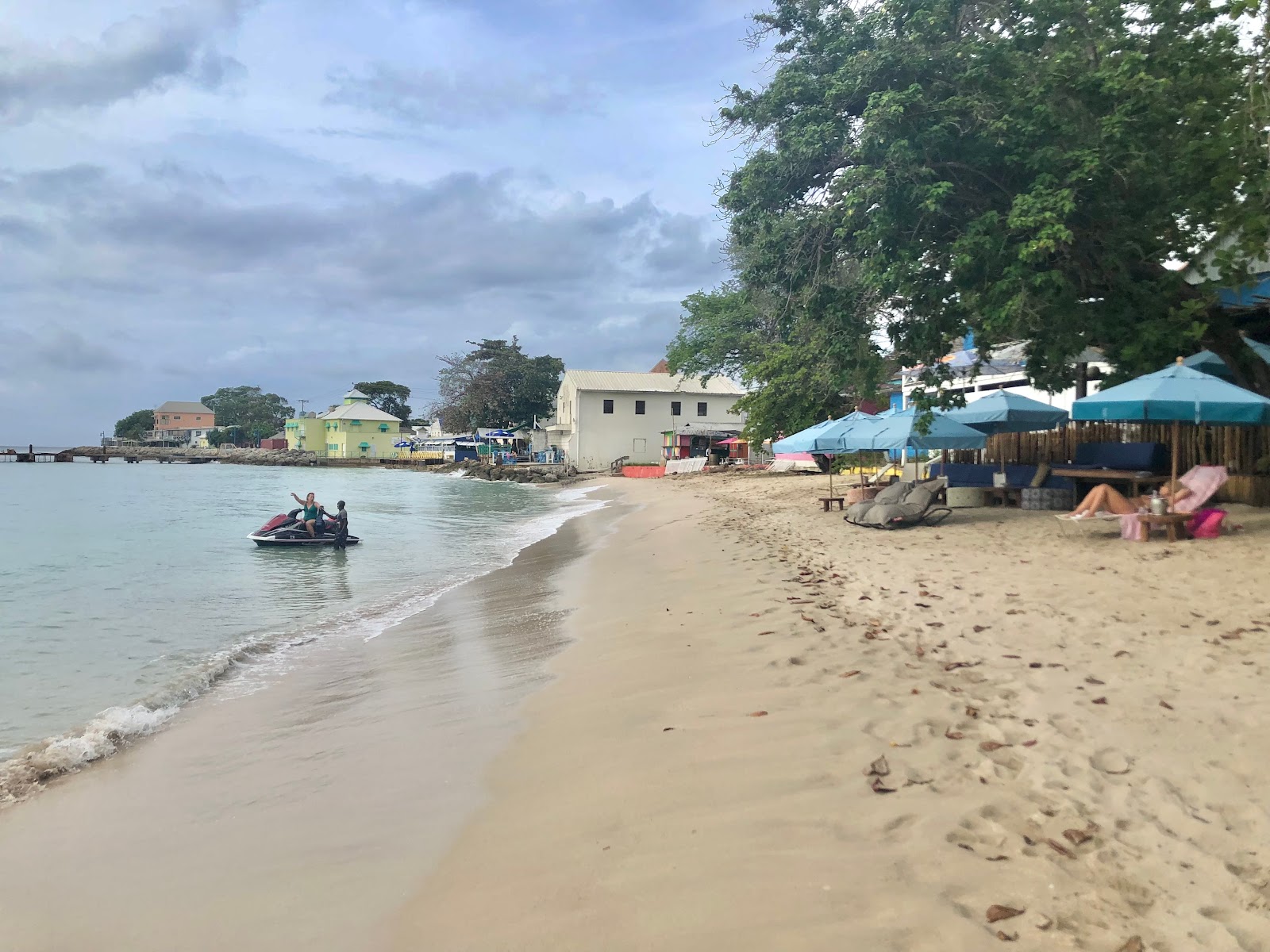 Φωτογραφία του Little Bristol beach με λεπτή μπεζ άμμος επιφάνεια
