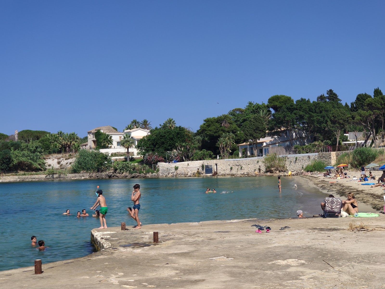 Valokuva Spiaggia Punta del Peroista. osittain hotellialue