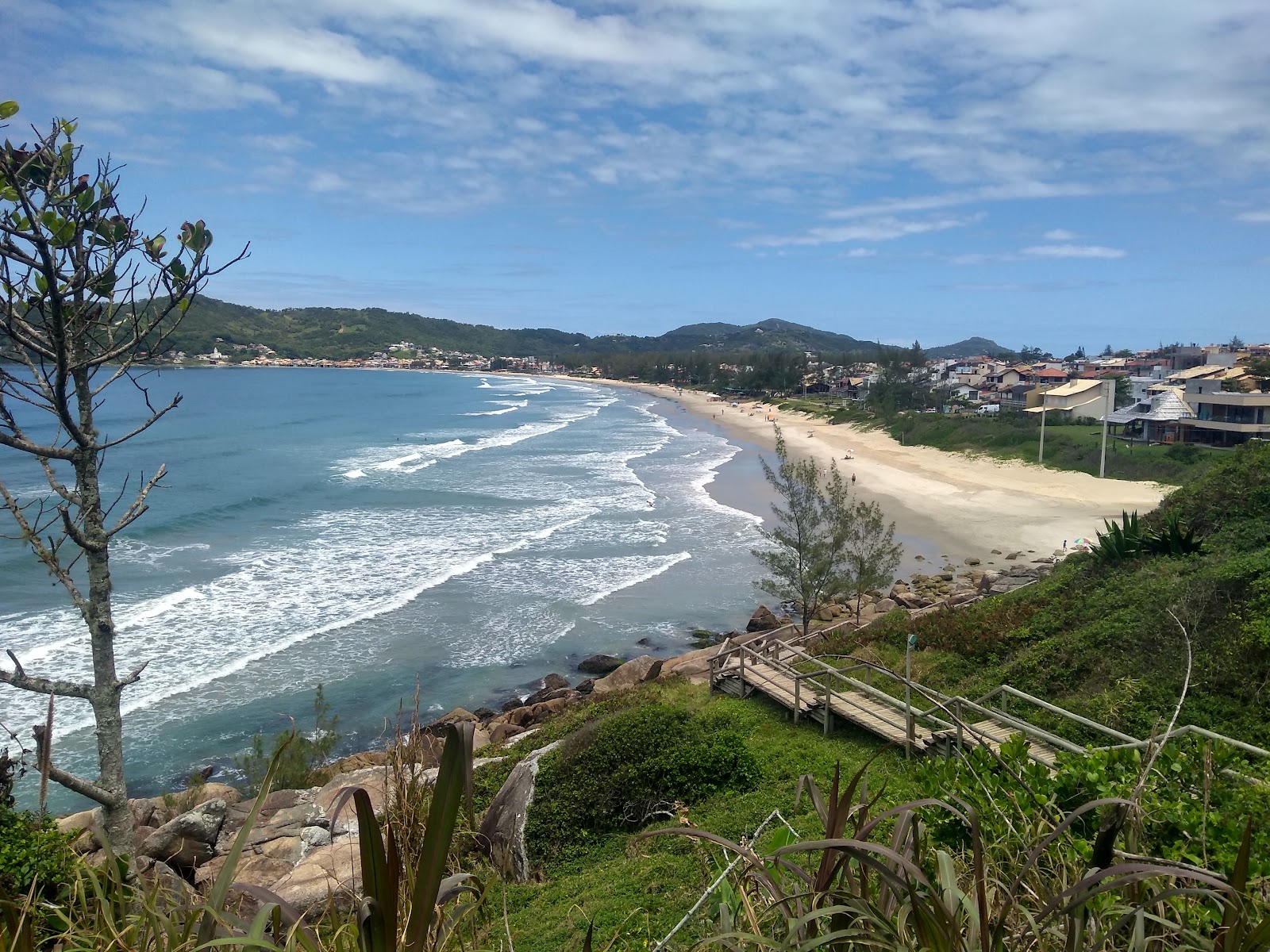 Foto von Praia de Garopaba mit langer gerader strand