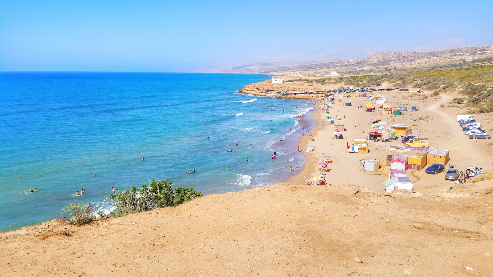 Valokuva Playa Los Piratosista. pinnalla kirkas hiekka:n kanssa
