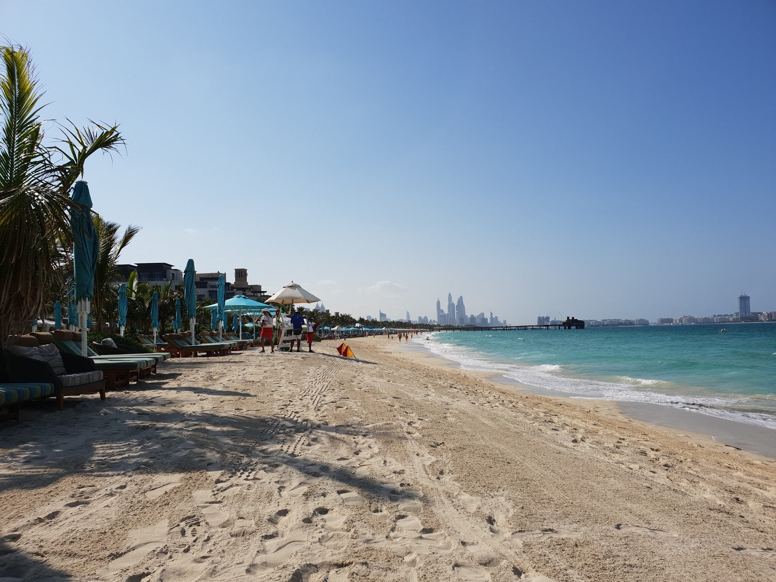 Foto von Ozeanstrand mit türkisfarbenes wasser Oberfläche