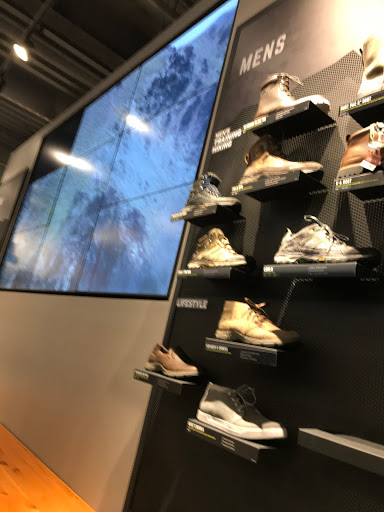 Clothing Store «Eddie Bauer», reviews and photos, 7561 Bales St, Liberty Township, OH 45069, USA