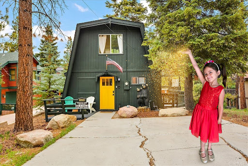 Rachael Smith COMPASS - Real Estate Agent- Big Bear Lake, CA image