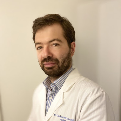 Dr. Cristóbal Bettancourt Guglielmetti, Urólogo