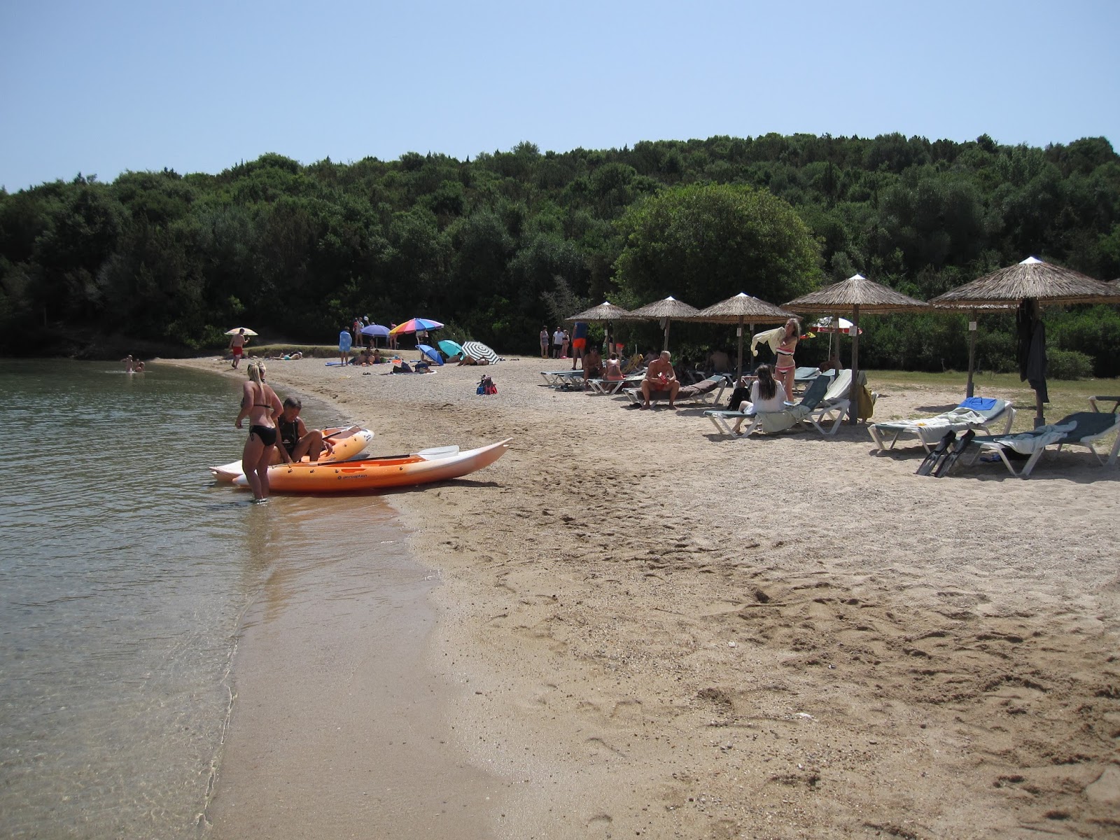 Φωτογραφία του Mourtemeno με φωτεινή άμμο κοχύλι επιφάνεια