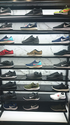 Shoe Store «Shoe Palace», reviews and photos, 8155 Camino Arroyo #13, Gilroy, CA 95020, USA