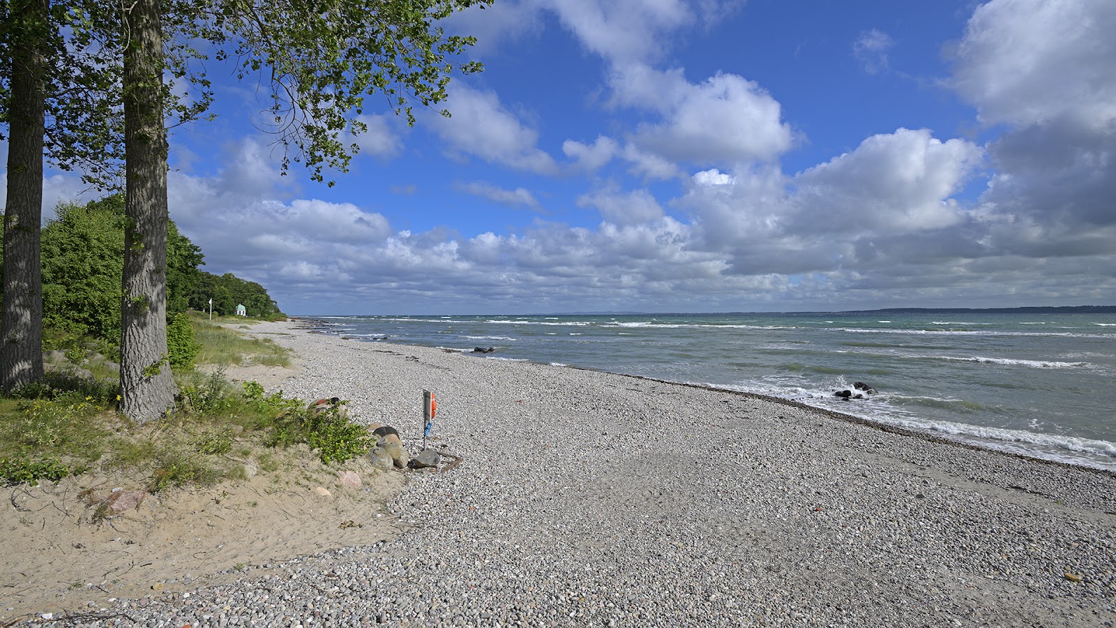 Fotografie cu Julebek Beach - locul popular printre cunoscătorii de relaxare