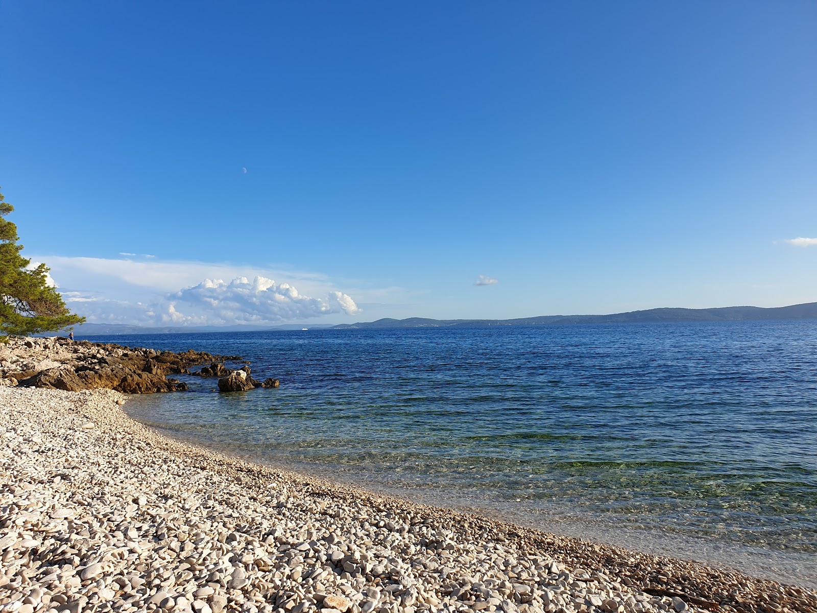 Foto van Okrug Gornji beach met kleine baai