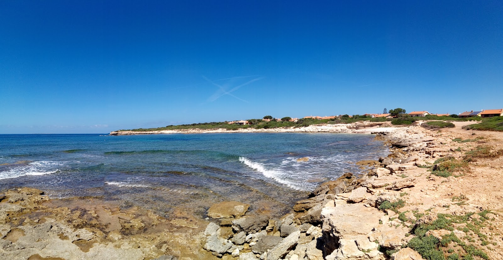 Spiaggia di Mandriola的照片 带有明亮的沙子和岩石表面
