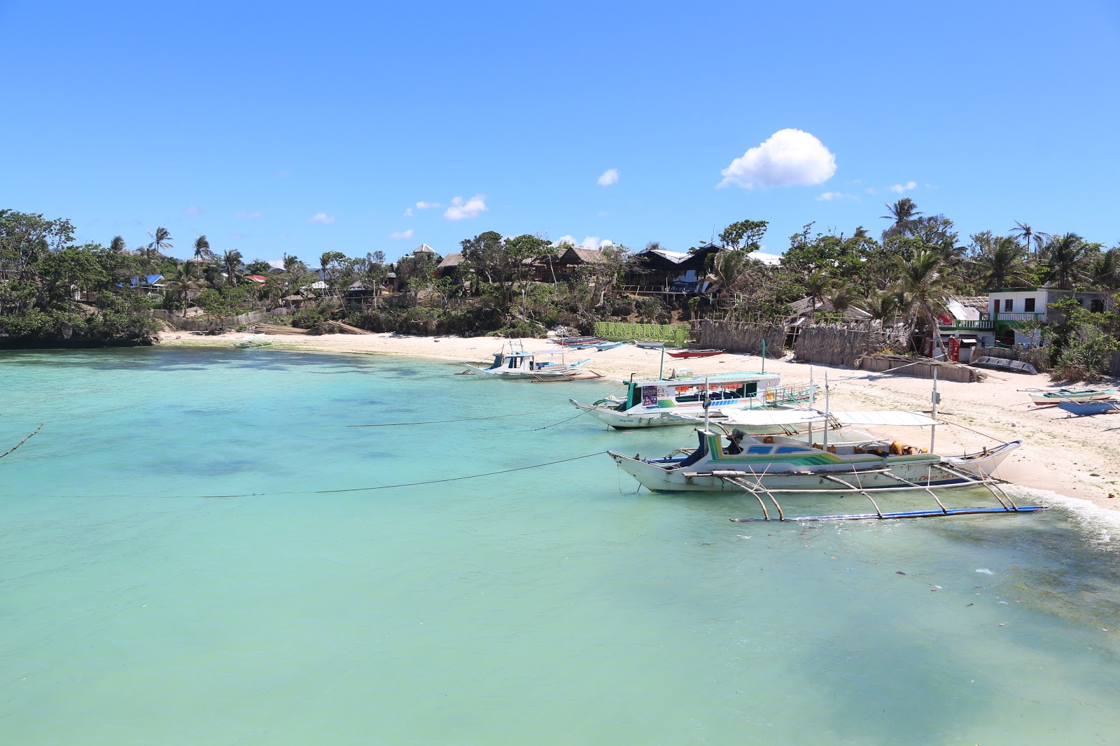 Φωτογραφία του Tambisaan Beach παροχές περιοχής