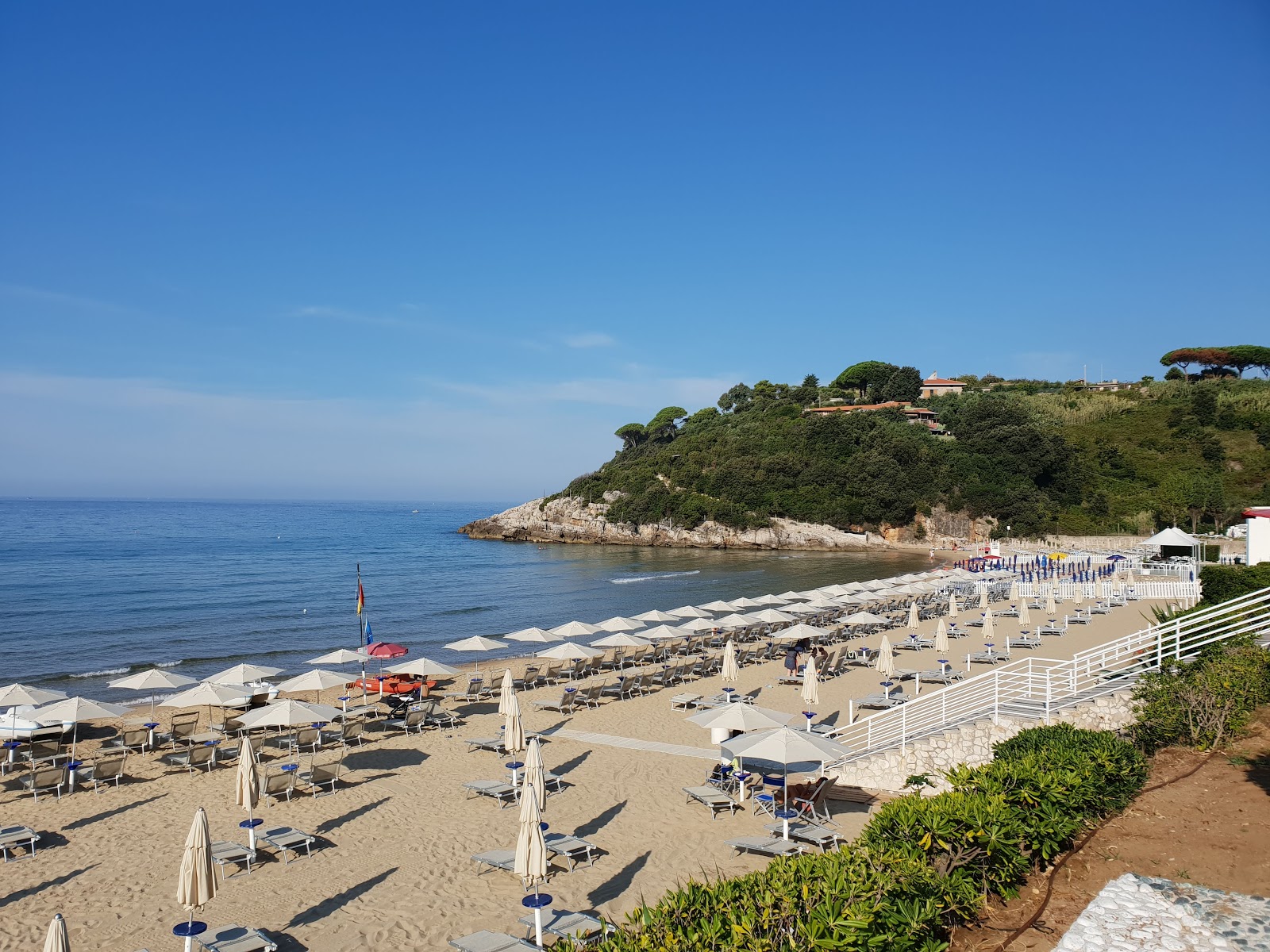Zdjęcie Spiaggia dell'Ariana z powierzchnią drobny brązowy piasek