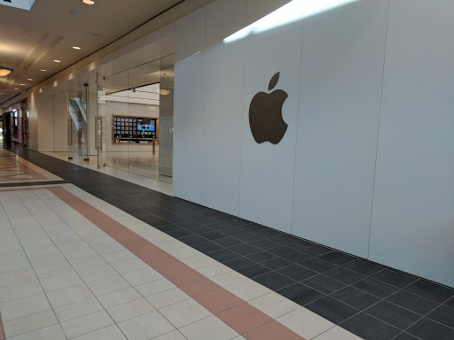 Computer Store «Apple Mayfair», reviews and photos, 2500 N. Mayfair Road, Wauwatosa, WI 53226, USA