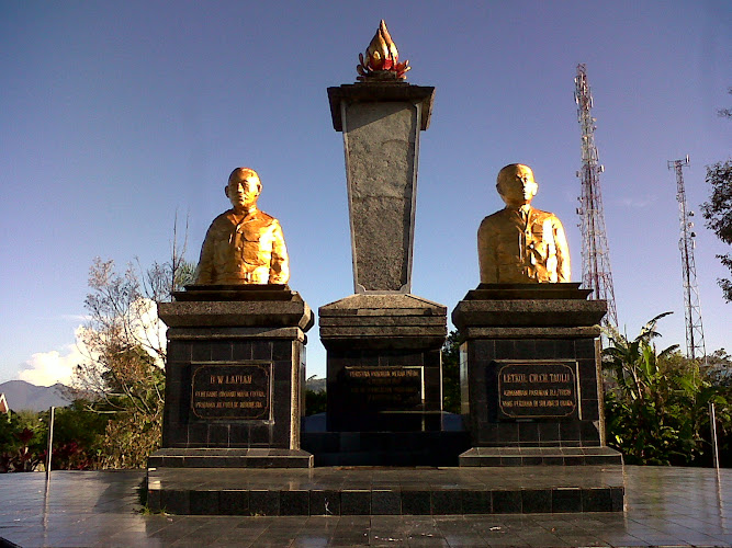 Monumen Pahlawan B.W Lapian dan Ch.Ch Taulu