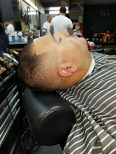 Barber Shop «Blade Barbershop & Shave Parlour», reviews and photos, 515 E 19th St, Marysville, CA 95901, USA