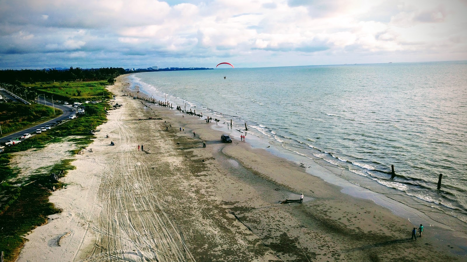 Photo of Lutong Beach with partly clean level of cleanliness