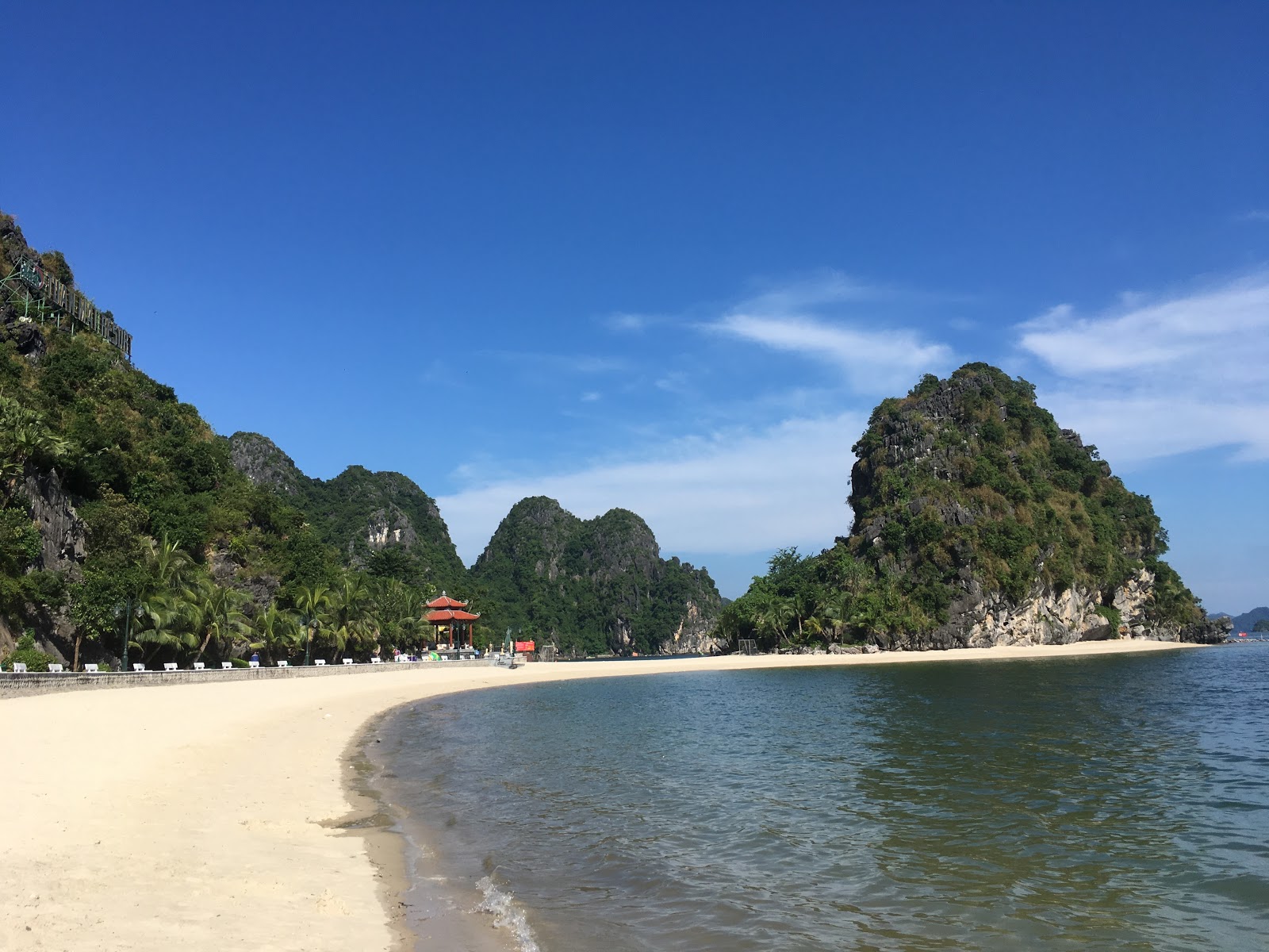 Tuan Mai Resort beach的照片 带有碧绿色纯水表面