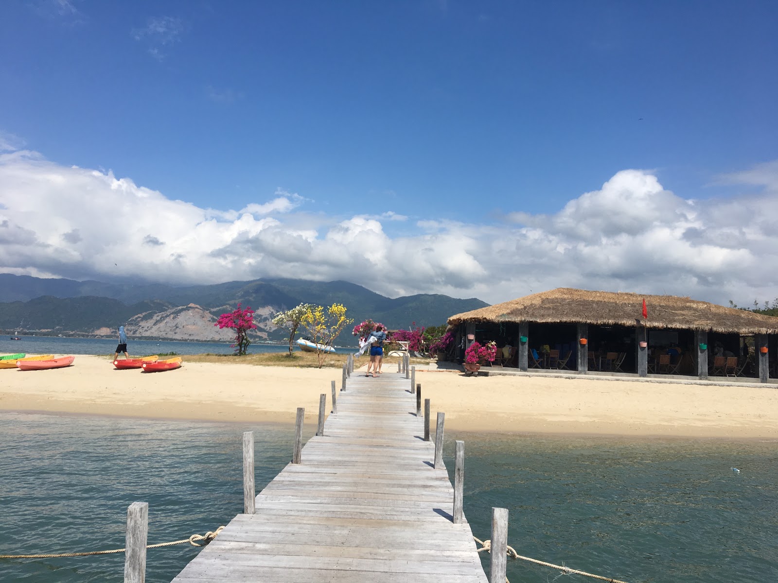 Fotografie cu Plaja Insulei Diep Son - locul popular printre cunoscătorii de relaxare