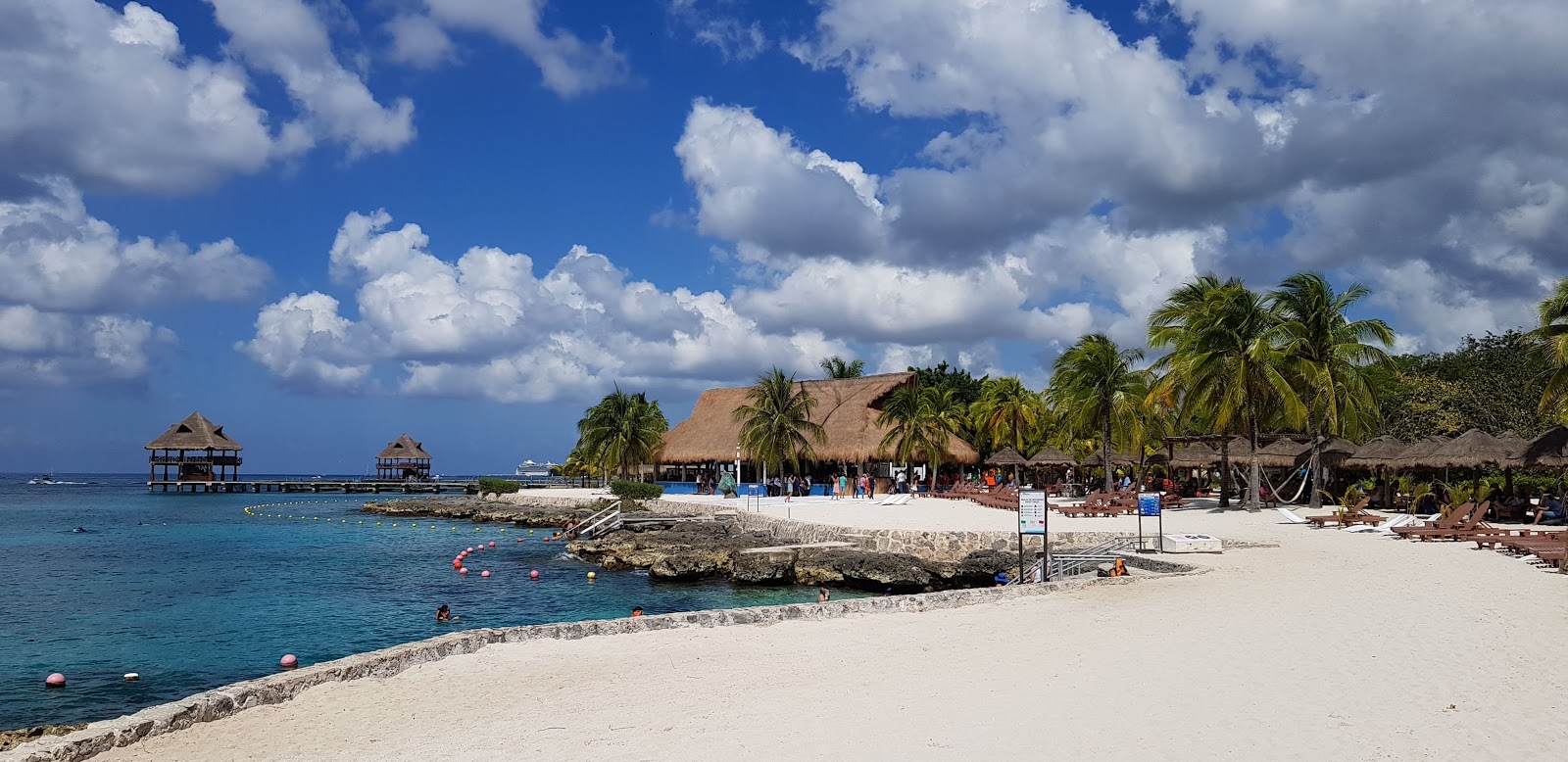 Fotografie cu Chankanaab Beach cu o suprafață de capac de beton