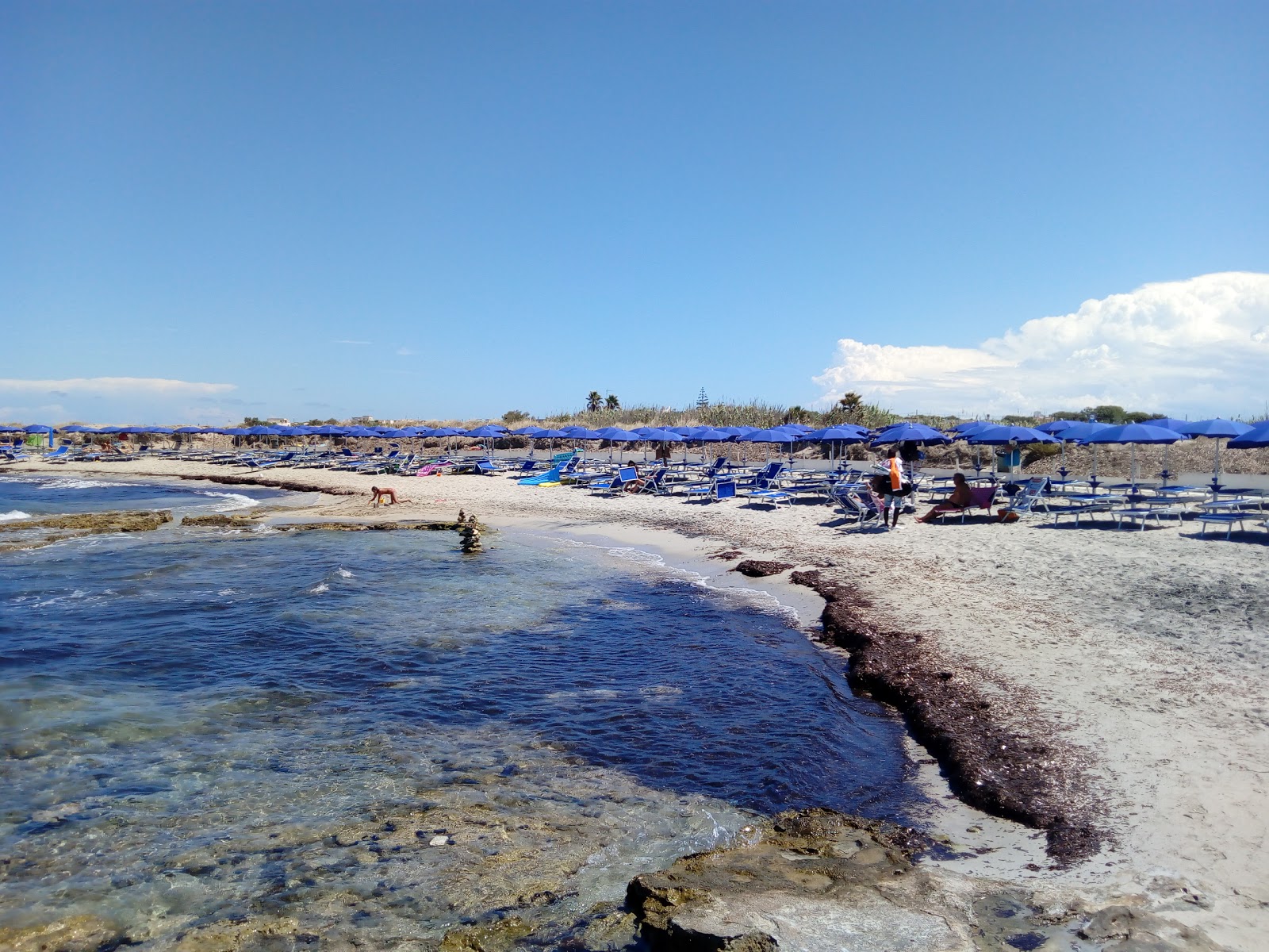 Photo de Spiaggia San Foca avec plusieurs baies spacieuses