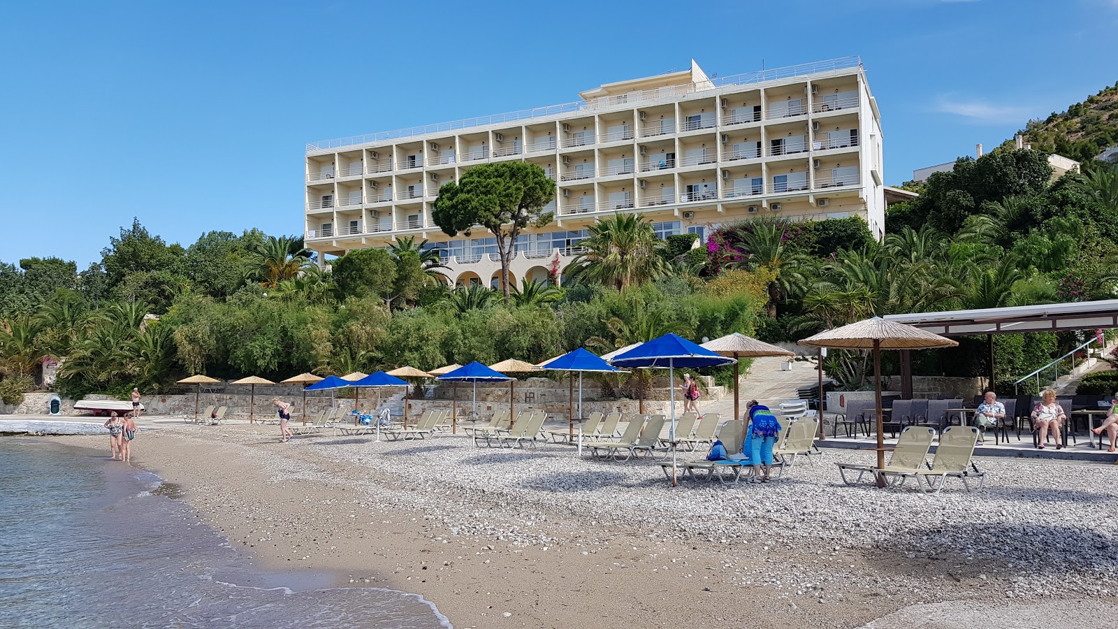 Fotografija Pappas Loutraki beach z turkizna čista voda površino