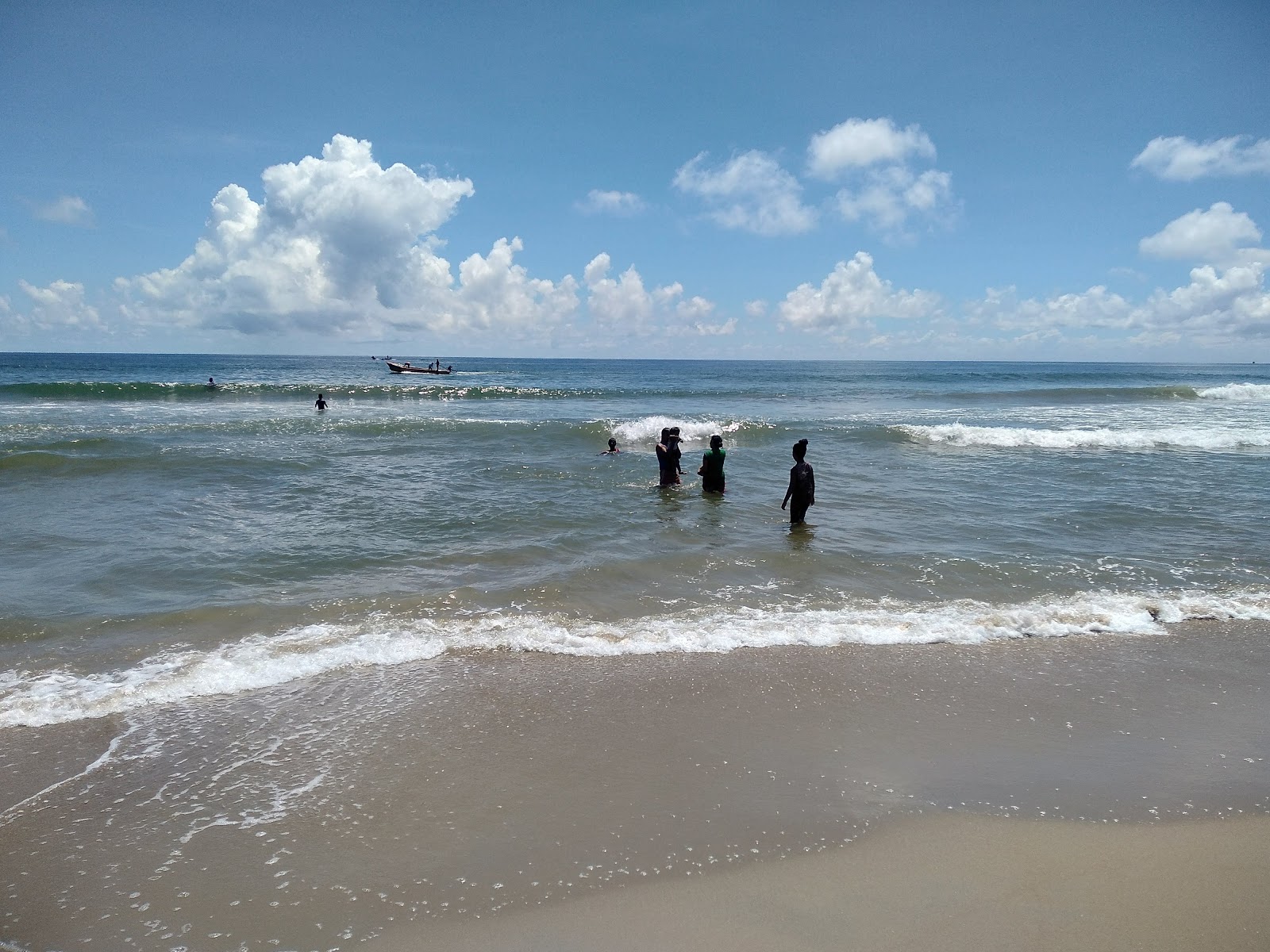 Nallavadu Beach的照片 带有碧绿色纯水表面