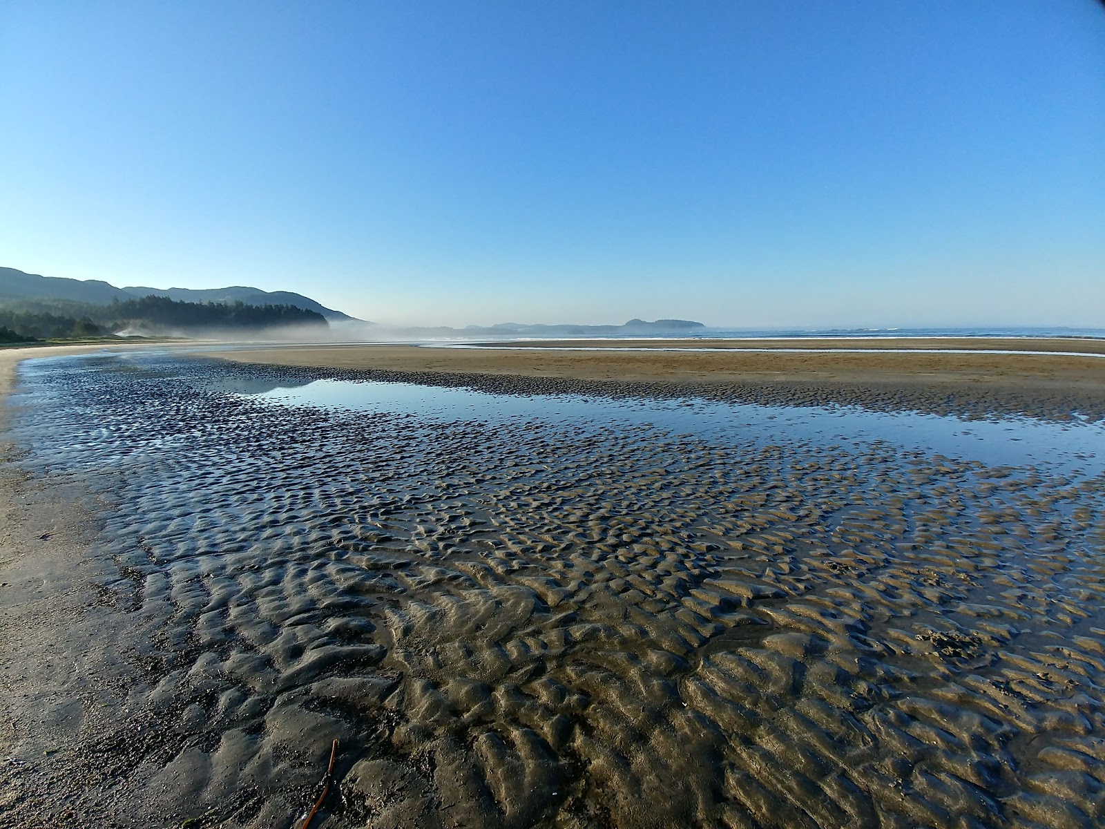 Foto von Hobuck Beach von Klippen umgeben