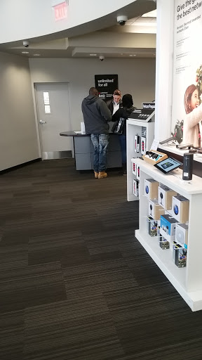 Cell Phone Store «Verizon», reviews and photos, 28117 Telegraph Rd, Southfield, MI 48034, USA