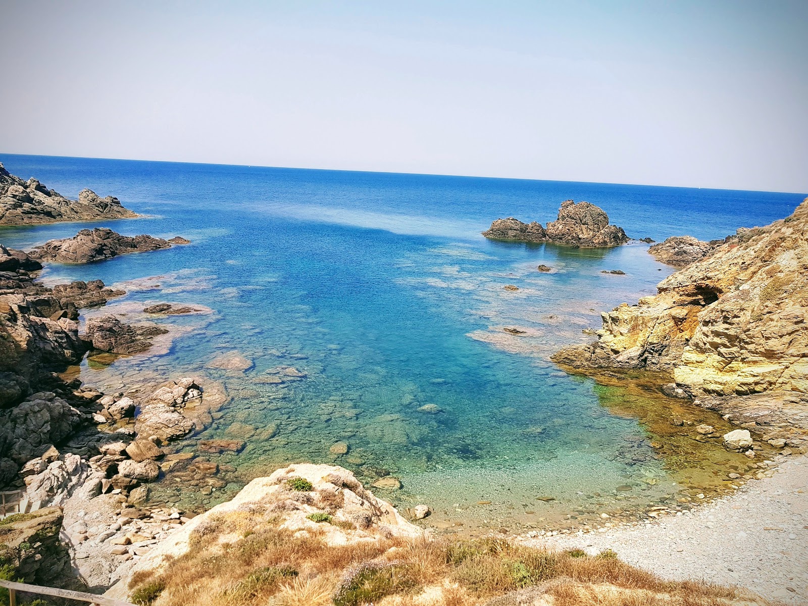 Zdjęcie Portu su Gaurru Beach z powierzchnią szary kamyk