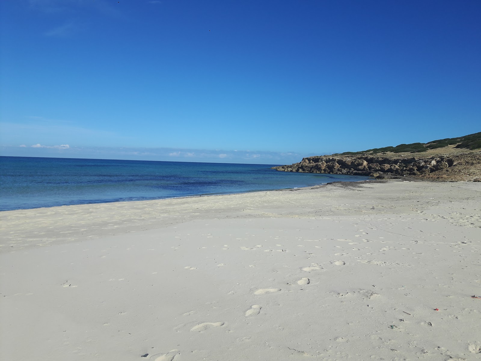 Foto von Plage Ain Damous umgeben von Bergen