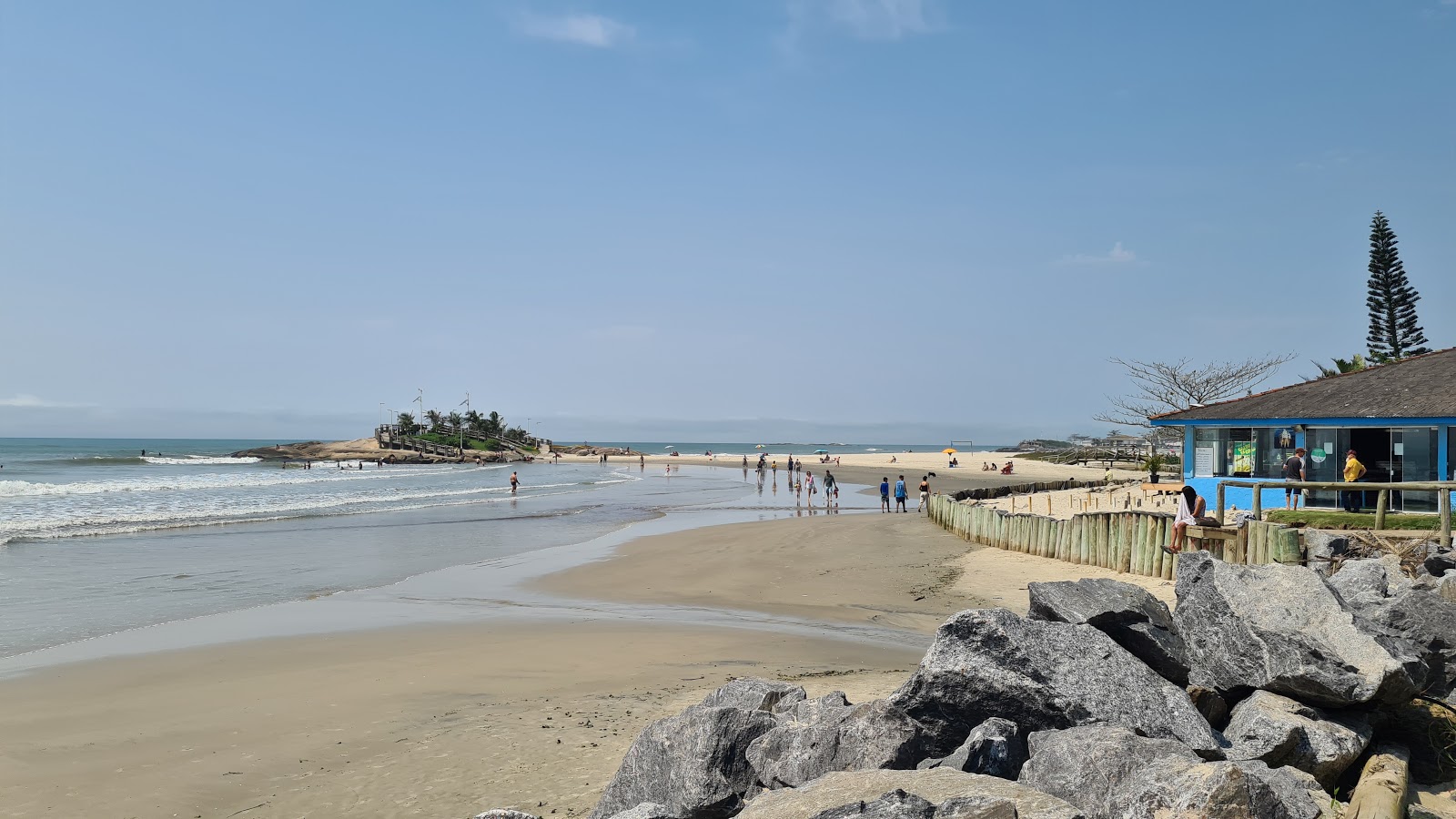 Photo de Plage d'Itapema do Norte avec plage spacieuse