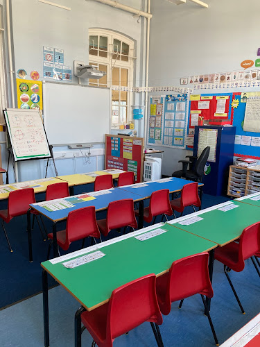 Reviews of Shaftesbury Park Primary School in London - School