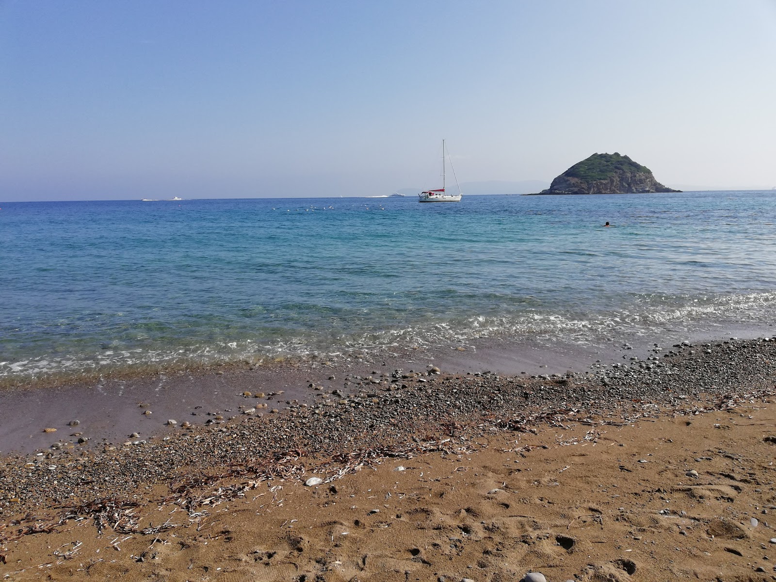 Φωτογραφία του Frugoso beach μερικά μέρη του ξενοδοχείου