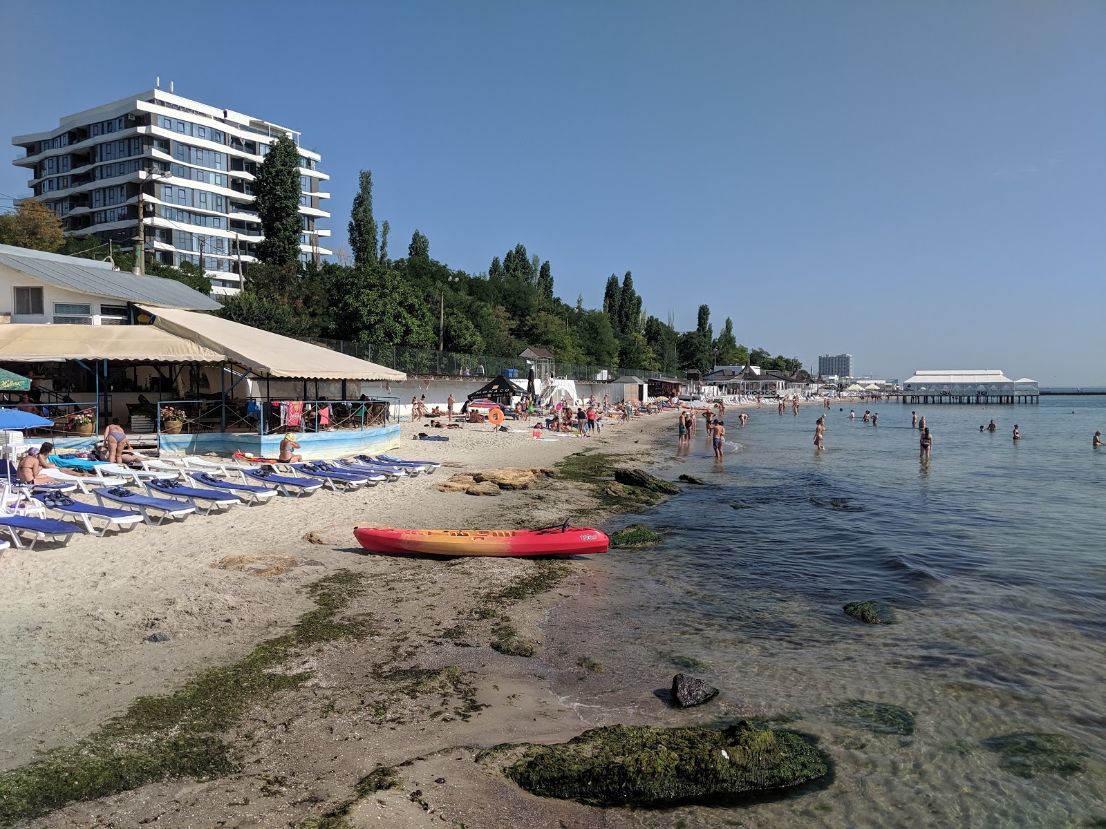 Photo de Riv'yera Plyazh avec sable fin et lumineux de surface