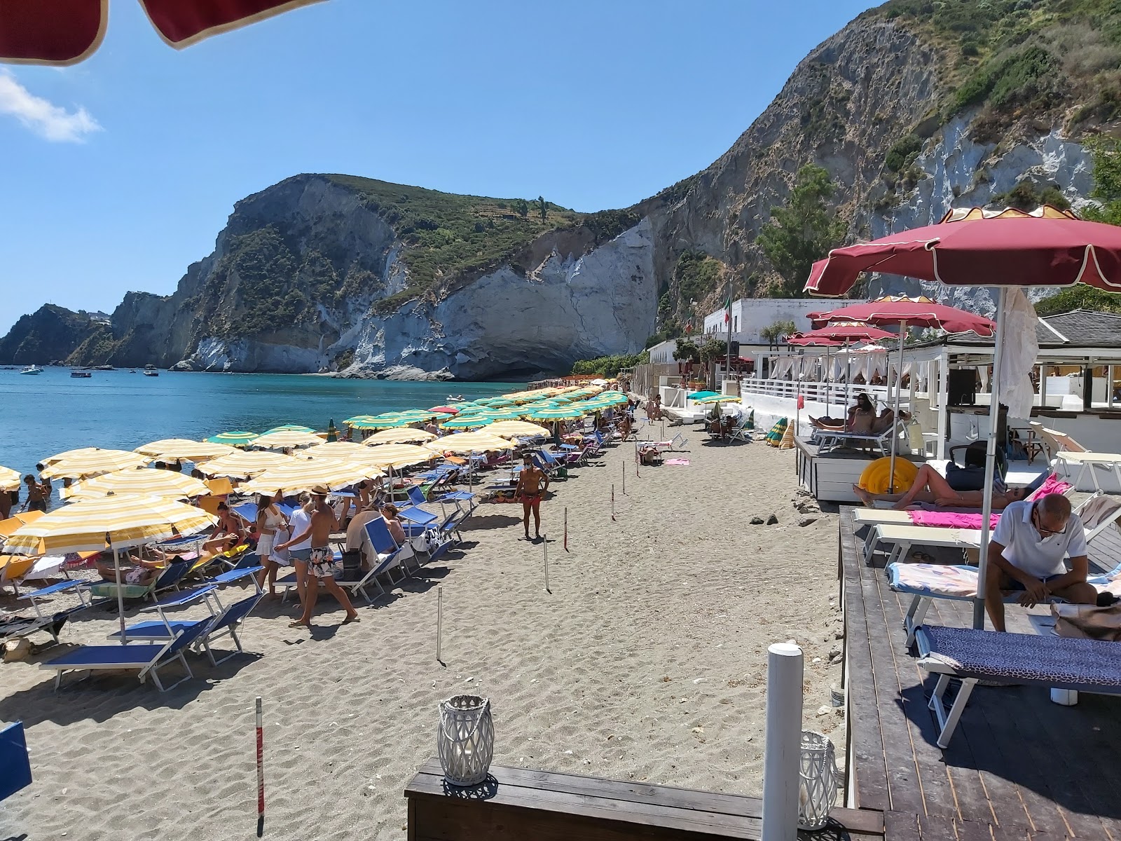 Foto de Frontone Beach con arena gris superficie