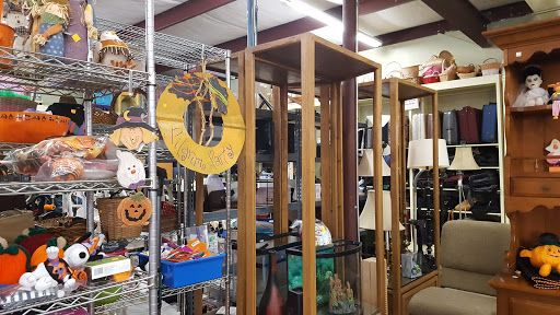 Used Clothing Store «T.E.A.M. Resale Shop», reviews and photos, 300 W Main St, Tomball, TX 77375, USA