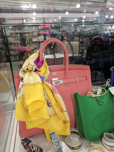 Department Store «Saks OFF 5TH», reviews and photos, 21500 Victory Blvd, Woodland Hills, CA 91367, USA